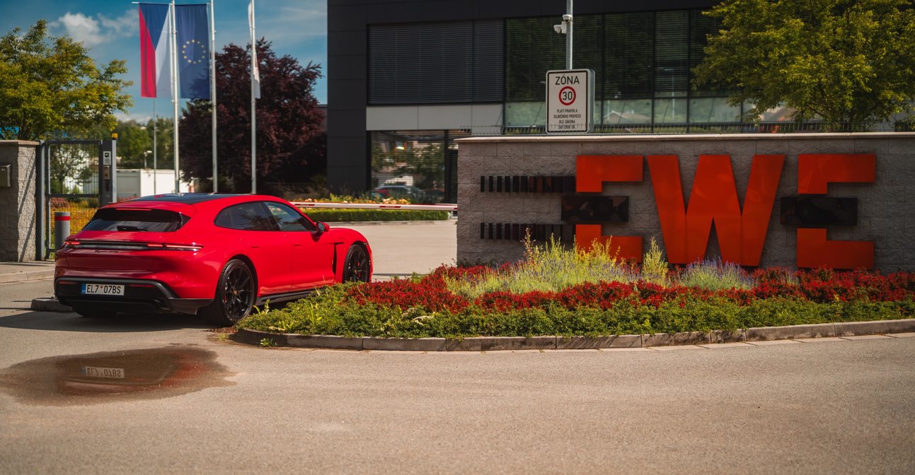 Vjezd do areálu firmy EWE s.r.o.