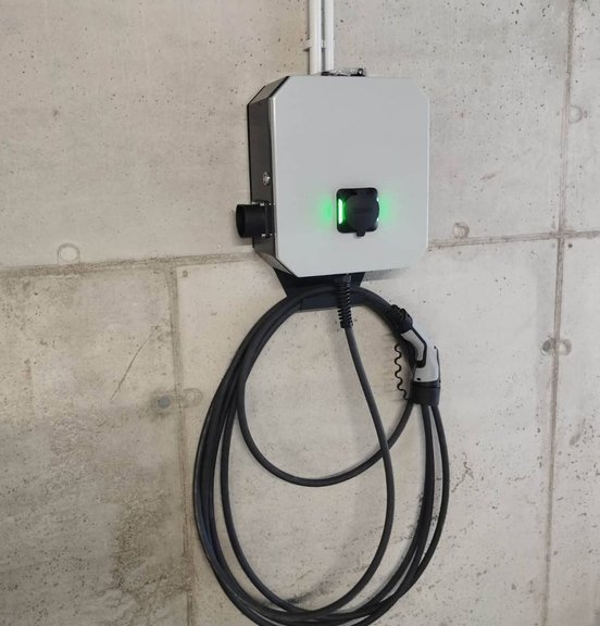 Nabíjecí stanice EWE E-Unit ve společnosti INVESTIČNÍ OBJEKTY s.r.o.