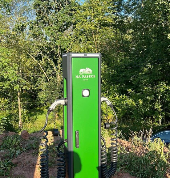 Nabíjecí stanice EWE E-Unit v resortu Na Pasece